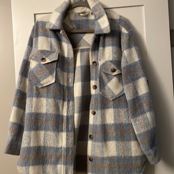 White and blue camel plaid oversized shacket by Jardines Domaine - Picture 1 of 4
